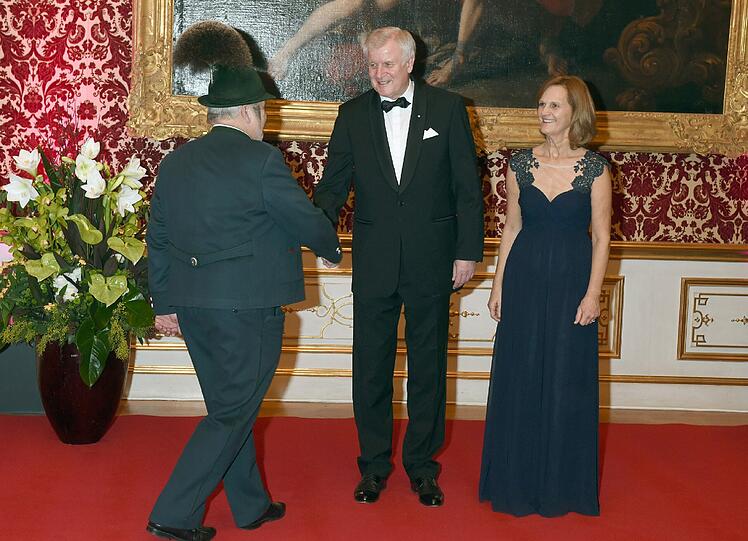 Der bayerische Ministerpräsident Horst Seehofer und seine Frau Karin begrüßen am 08.01.2016 in München (Bayern) beim Neujahrsempfang in der Residenz einen Trachtler.