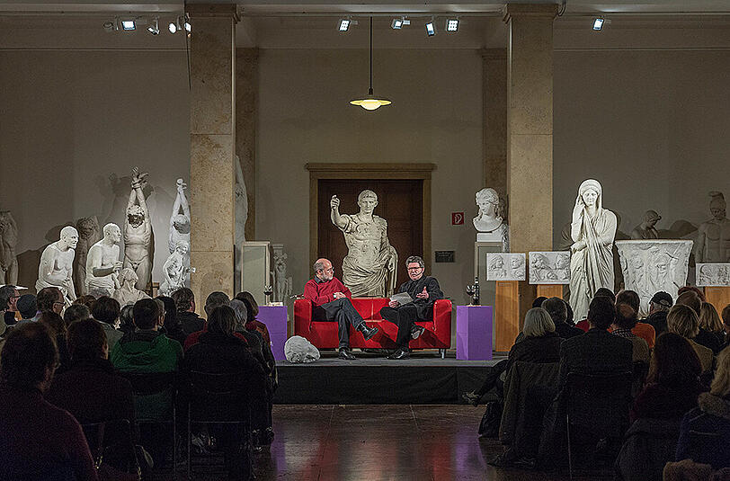 Zwei Herren zwischen antiken Figuren: Harald Lesch und Wilhelm Vossenkuhl.
