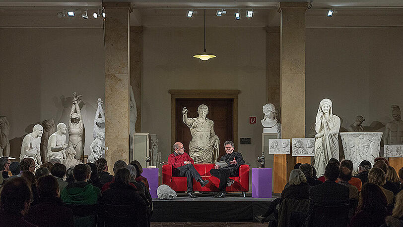 Zwei Herren zwischen antiken Figuren: Harald Lesch und Wilhelm Vossenkuhl. Zwei Herren zwischen antiken Figuren: Harald Lesch und Wilhelm Vossenkuhl.