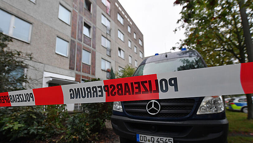 In diesem Plattenbau im Leipziger Stadtteil Paunsdorf ist der terrorverdächtige Bombenbauer Dschaber Al-Bakr von den drei Flüchtlingen festgehalten worden. In diesem Plattenbau im Leipziger Stadtteil Paunsdorf ist der terrorverdächtige Bombenbauer Dschaber Al-Bakr von den drei Flüchtlingen festgehalten worden.
