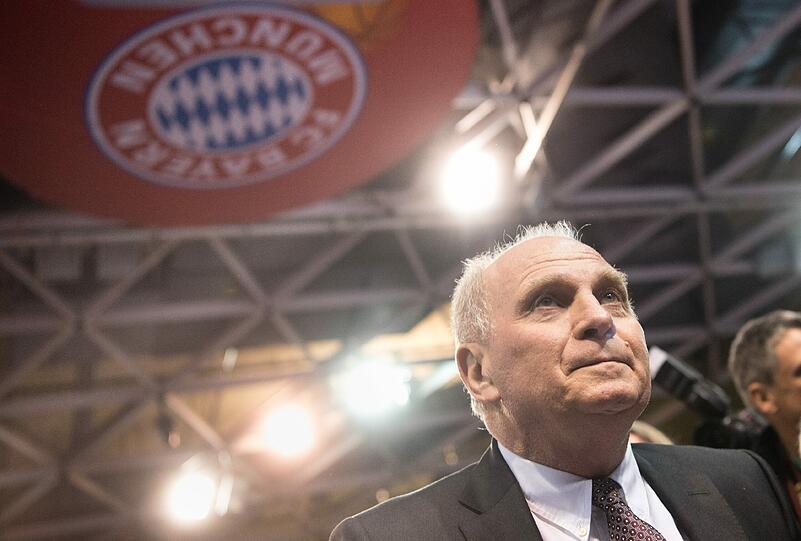 "Das war's noch nicht" - versicherte Uli Hoeneß bei seinem Abtritt als Bayern-Präsident kurz bevor er seine Haftstrafe wegen Steuerhinterziehung antrat. Und er sollte Recht behalten. Getreu dem Motto: Hoeneß, du bist der beste Mann, wählten ihn die Mitglieder auf der Jahreshauptversammlung im November 2016 wieder zum Vereinspräsidenten.