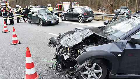 Sechs Autos waren in eine Massenkarambolage auf der A95 verwickelt - die Autobahn wurde für mehrere Stunden gesperrt.
