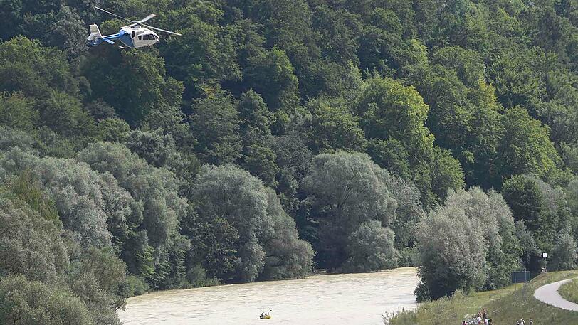 Polizei, Feuerwehr und Rettungsdienst an der Isar auf Höhe der Großhesseloher Brücke. Hier kenterte am Samstagabend ein Schlauchboot mit vier Männern.