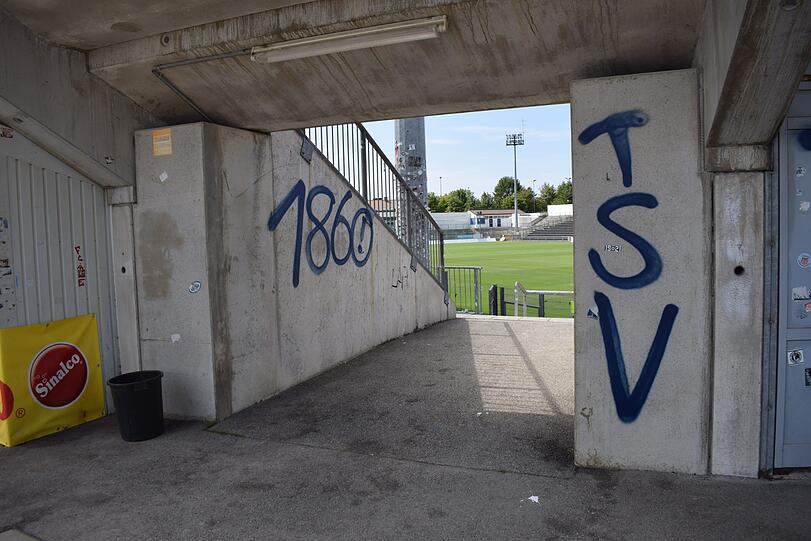 Schmierereien im Sportpark: Mutmaßlich Fans des TSV 1860 haben den Gästeblock im Stadion der SpVgg Unterhaching in den Farben Blau und Weiß besudelt.