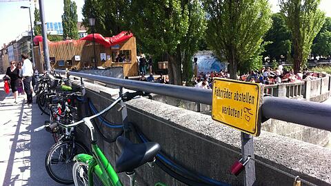 Das Verbotsschild für die Radl an dem Geländer. Daneben die geparkten Räder.