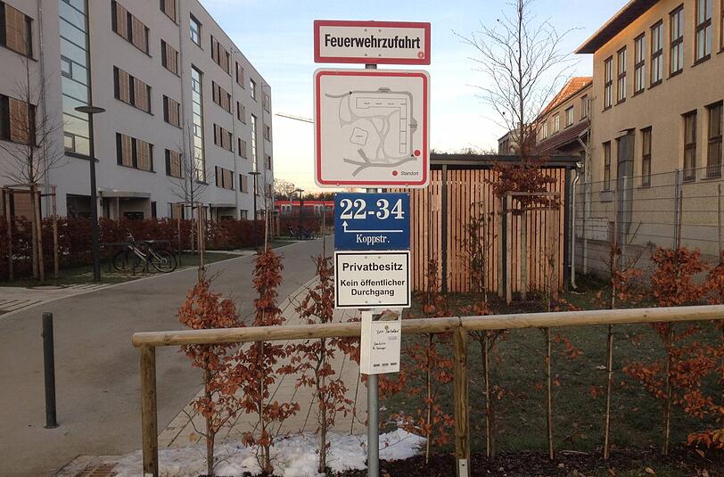 Gesperrt: Die Koppstraße 22 bis 34 ist jetzt kein öffentlicher Durchgang mehr. Das empört die umliegenden Anwohner, die zur S-Bahn müssen.