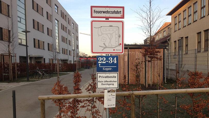 Gesperrt: Die Koppstraße 22 bis 34 ist jetzt kein öffentlicher Durchgang mehr. Das empört die umliegenden Anwohner, die zur S-Bahn müssen. Gesperrt: Die Koppstraße 22 bis 34 ist jetzt kein öffentlicher Durchgang mehr. Das empört die umliegenden Anwohner, die zur S-Bahn müssen.