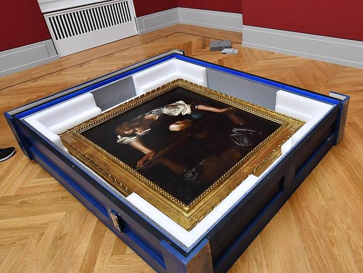 Caravaggios "Narziss" in seiner Transportkiste.