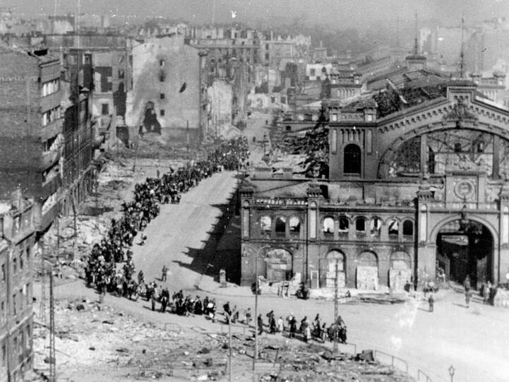 Die Aufnahme vom Oktober 1944 zeigt Einwohner von Warschau, die unter deutscher Eskorte zu einem Sammelplatz gebracht werden.