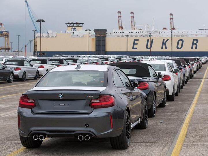Neuwagen des BMW-Konzerns stehen auf dem Autoterminal der BLG Logistics Group in Bremerhaven zur Verschiffung bereit. Rund 20 Prozent der deutschen Autoexporte gehen nach Großbritannien.