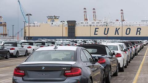 Neuwagen des BMW-Konzerns stehen auf dem Autoterminal der BLG Logistics Group in Bremerhaven zur Verschiffung bereit. Rund 20 Prozent der deutschen Autoexporte gehen nach Großbritannien.