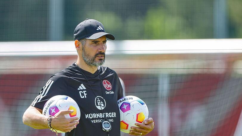 Der neue Cheftrainer Cristian Fiel leitet das Training.