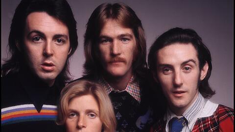 1971 gründete Paul McCartney mit seiner Frau Linda die Wings. Der Gitarrist und Sänger Denny Laine (rechts) blieb bis zum Ende 1980 dabei, die anderen Musiker wechselten oft. Der Schlagzeuger Denny Seiwell (Mitte) etwa stieg schon 1973 wieder aus.