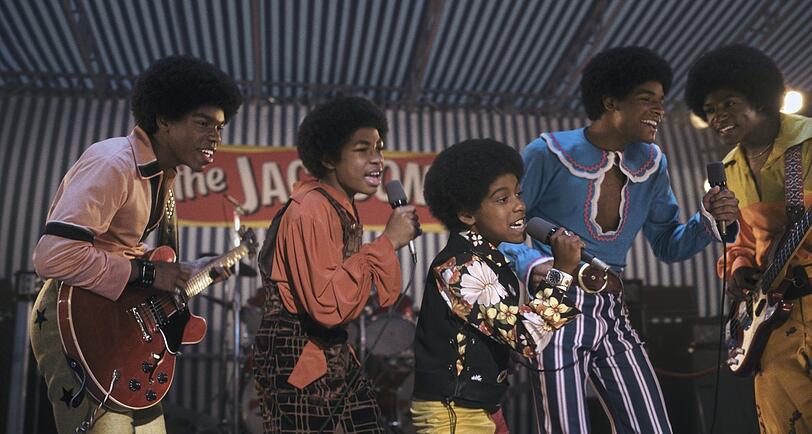 Vorband vor Michaels Soloerfolg: Die Boygroup Jackson Five im Film &bdquo;Michael&ldquo; gespielt von Judah Edwards, Jaylen Hunter und, Juliano Valdi als junger Michael Jackson sowie Nathaniel McIntyre und Jayden Harville.