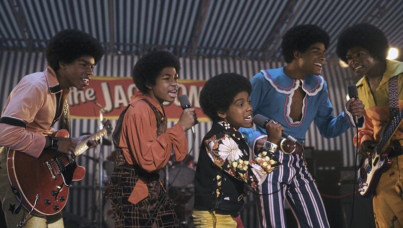 Vorband vor Michaels Soloerfolg: Die Boygroup Jackson Five im Film &bdquo;Michael&ldquo; gespielt von Judah Edwards, Jaylen Hunter und, Juliano Valdi als junger Michael Jackson sowie Nathaniel McIntyre und Jayden Harville.