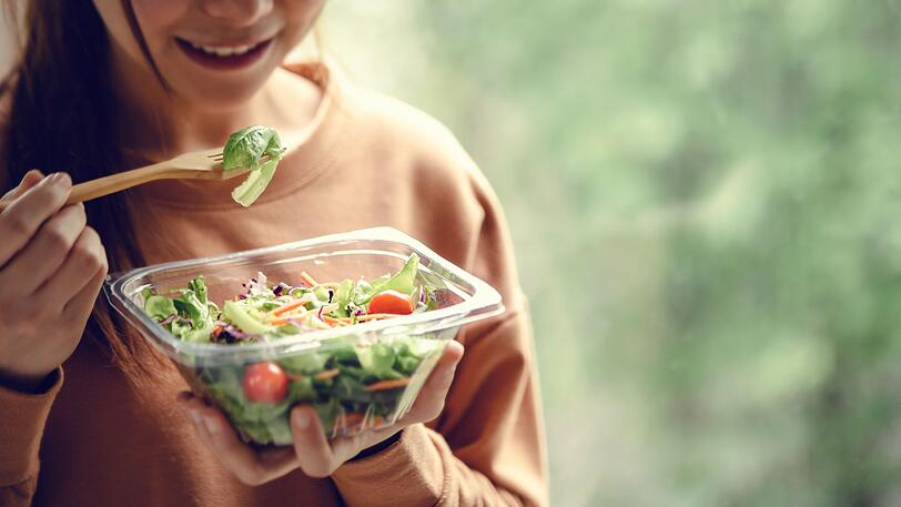 Oft ist es die eigene Faulheit, die uns in die typischen Ern&auml;hrungsfallen tappen l&auml;sst. So auch beim fertig verpackten Salat. Dieser hat den heuchlerischen Vorteil, dass man sich das l&auml;stige Putzen und Schneiden spart, doch genau darin liegt das Problem: Ein dreij&auml;hriges Forschungsprojekt des Max-Rubner-Instituts ergab 2019, dass 42 Prozent der verzehrfertigen Mischsalate &uuml;ber dem Richtwert f&uuml;r die Gesamtkeimzahl lagen ...