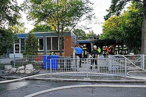 Der Anbau (rechts) des Kindergartens brannte völlig aus, die Feuerwehr verhinderte ein Überspringen aufs Haupthaus.
