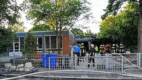 Der Anbau (rechts) des Kindergartens brannte völlig aus, die Feuerwehr verhinderte ein Überspringen aufs Haupthaus. Der Anbau (rechts) des Kindergartens brannte völlig aus, die Feuerwehr verhinderte ein Überspringen aufs Haupthaus.