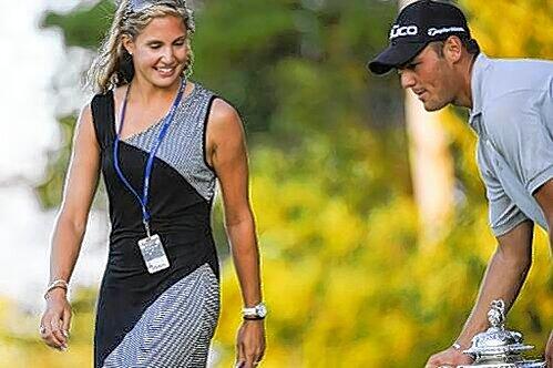 Der Mann hat schwer zu tragen: Martin Kaymer mit der Trophäe der PGA-Championship und Freundin Alison Micheletti.