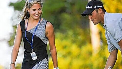 Der Mann hat schwer zu tragen: Martin Kaymer mit der Trophäe der PGA-Championship und Freundin Alison Micheletti. Der Mann hat schwer zu tragen: Martin Kaymer mit der Trophäe der PGA-Championship und Freundin Alison Micheletti.