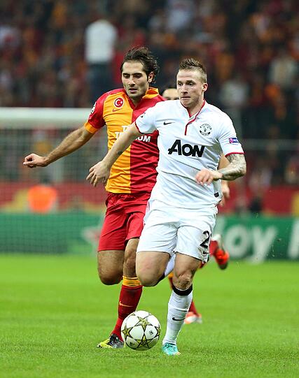 Möglicher Gegner: Galatasaray Istanbul. Mittelfeldspieler Hamit Altintop (l) wechselte 2011 vom FC Bayern zu Galatasaray. Hier im Zweikampf mit Manchester Uniteds Hernandez.