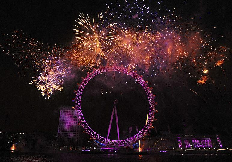 London: Hunderttausende bewundern jedes Jahr das riesige Feuerwerk an der Themse. In diesem Jahr ist der Zugang zum Spektakel rund um das Riesenrad London Eye erstmals beschränkt und kostenpflichtig: 10 Pfund (etwa 12,70 Euro) kosten die Tickets für den abgesperrten Bereich, in dem Besucher eine garantiert gute Sicht haben. 100 000 Tickets sind verfügbar. Wer nach einer langen Partynacht noch Energie hat, kann ab 12.00 Uhr mittags (Ortszeit) die kunterbunte Neujahrsparade aus Tänzern, Akrobaten und Musikern anschauen, die den Piccadilly hinunter bis zum Parlament zieht.