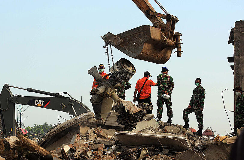Nach dem Absturz eines Militärflugzeugs auf ein Wohngebiet in Indonesien sind mindestens 142 Leichen geborgen worden.