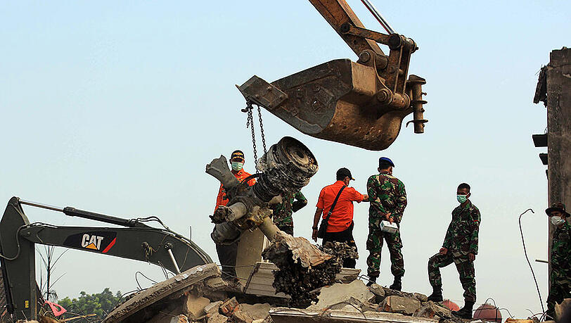 Nach dem Absturz eines Militärflugzeugs auf ein Wohngebiet in Indonesien sind mindestens 142 Leichen geborgen worden. Nach dem Absturz eines Militärflugzeugs auf ein Wohngebiet in Indonesien sind mindestens 142 Leichen geborgen worden.
