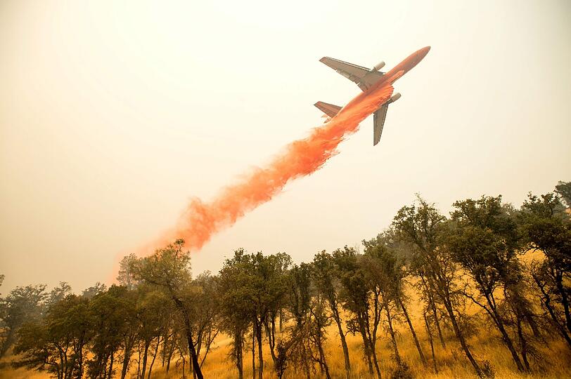 Jetzt greifen die Soldaten der Nationalgarde ein. Mit Löschflugzeugen soll ein weiteres Ausbreiten der Flammen in Kalifornien verhindert werden.