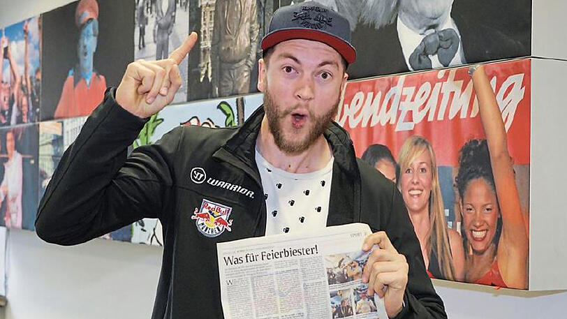 Zu Besuch bei der Abendzeitung: EHC-Star Konrad Abeltshauser mit der Feierbiester-Ausgabe der AZ nach dem Titelgewinn.