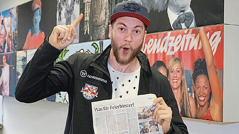 Zu Besuch bei der Abendzeitung: EHC-Star Konrad Abeltshauser mit der Feierbiester-Ausgabe der AZ nach dem Titelgewinn.