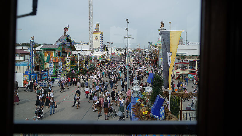 Den perfekten Überblick über die Theresienwiese und München: Mit dem Riesenrad auf der Wiesn geht's bis zu 50 Meter in die Höhe. Luftige Impressionen gibt's hier zum Durchklicken.