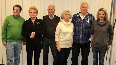 Der Vorstand des Vereins für Stadtteilkultur Neuhausen-Nymphenburg: (v.l.n.r.) Wolfgang Schwirz, stellv. Vorsitzender, Ingeborg Staudenmeyer, Vorsitzende, Hans-Jörg Scheerer, Kassier, Appolonia Pramberger, Schriftführerin, Peter Friedrich und Niko Strnad, Beisitzer.