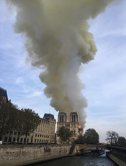 Die weltberühmte Kathedrale Notre-Dame de Paris steht in Flammen.