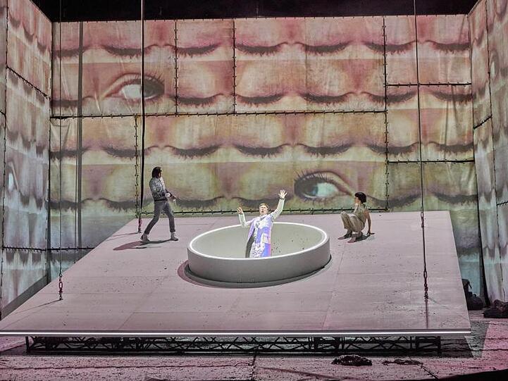 Die Schauspieler Andre Szymanski (l-r), Tim Porath und Birgit Stöger in "(R)Evolution. Eine Anleitung zum Überleben im 21. Jahrhundert" im Thalia Theater.