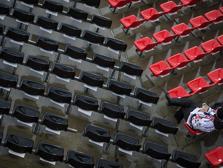 Beim Fußball-Länderspiel Deutschland gegen Italien bleiben die Zuschauerränge im Nürnberger Stadion leer.
