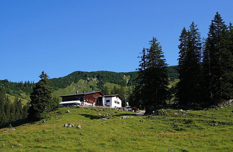 Die Priener Hütte ist vom Wanderparkplatz in Sachrang in knapp zweieinhalb Stunden Wanderung erreichbar. Die Priener Hütte ist vom Wanderparkplatz in Sachrang in knapp zweieinhalb Stunden Wanderung erreichbar.