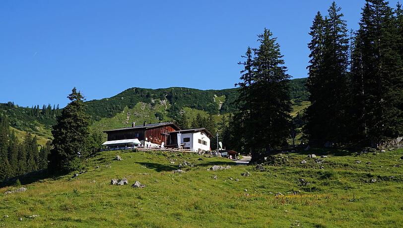 Anstelle von vorher 100 Gästen können in der Priener Hütte wegen der Hygiene-Regeln nur 55 untergebracht werden. Bei den Übernachtungen verzeichnet die Hütte daher einen Einbruch von 60 Prozent. Anstelle von vorher 100 Gästen können in der Priener Hütte wegen der Hygiene-Regeln nur 55 untergebracht werden. Bei den Übernachtungen verzeichnet die Hütte daher einen Einbruch von 60 Prozent.