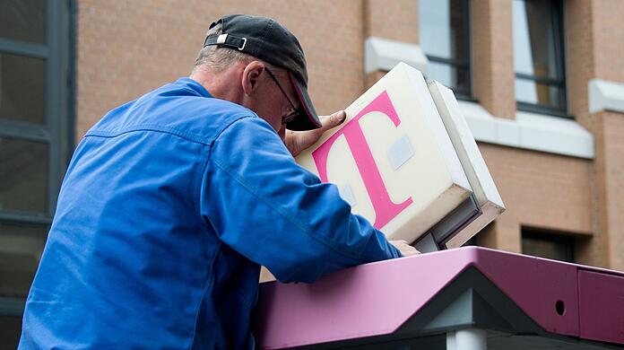 Diese Telefonzelle wird gleich ganz abgebaut. An den den bundesweit noch rund 12.000 verbliebenen Fernsprechern wird am Montag die die Münzzahlung "deaktiviert".