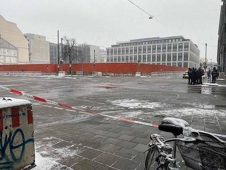 Der Tatort des mutmaßlichen Anschlags in München ist am Morgen nach dem mutmaßlichen Anschlag menschenleer. In Kürze werden Bundespräsident Frank-Walter Steinmeier zusammen mit Ministerpräsident Markus Söder und Innenminister Joachim Herrmann zum stillen Gedenken erwartet.
