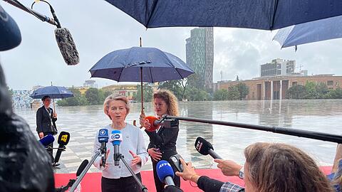 Bereitet einen Vorschlag für ein neues Sanktionspaket vor: EU-Kommissionspräsidentin Ursula von der Leyen. (Archivbild)