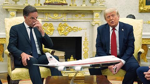 US-Präsident Trump droht russischen Handelspartnern mit 100-Prozent-Zöllen bei einem Treffen mit Nato-Generalsekretär Rutte.