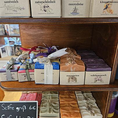 Die duftenden Seifen werden ebenfalls alle von Hand hergestellt.