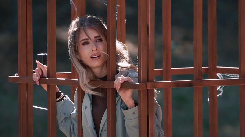 Wie bei Hänsel und Gretel: Cathy Hummels steckte bei "Die Verräter" (RTL) schnell im Käfig. Als einer von fünf Todeskandidaten drohte schon in dfer ersten Nacht das Aus. Wie bei Hänsel und Gretel: Cathy Hummels steckte bei "Die Verräter" (RTL) schnell im Käfig. Als einer von fünf Todeskandidaten drohte schon in dfer ersten Nacht das Aus.