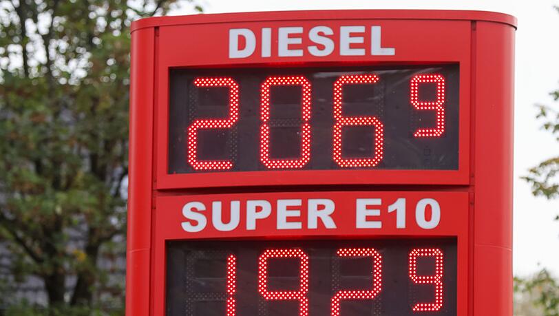 Am ersten Tag des Tankrabatts fiel E10 vielerorts zumindest vorübergehend unter zwei Euro pro Liter. Das kommt immer noch vor, ist aber seltener geworden. (Archivbild) Am ersten Tag des Tankrabatts fiel E10 vielerorts zumindest vorübergehend unter zwei Euro pro Liter. Das kommt immer noch vor, ist aber seltener geworden. (Archivbild)