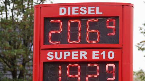 Am ersten Tag des Tankrabatts fiel E10 vielerorts zumindest vor&uuml;bergehend unter zwei Euro pro Liter. Das kommt immer noch vor, ist aber seltener geworden. (Archivbild)
