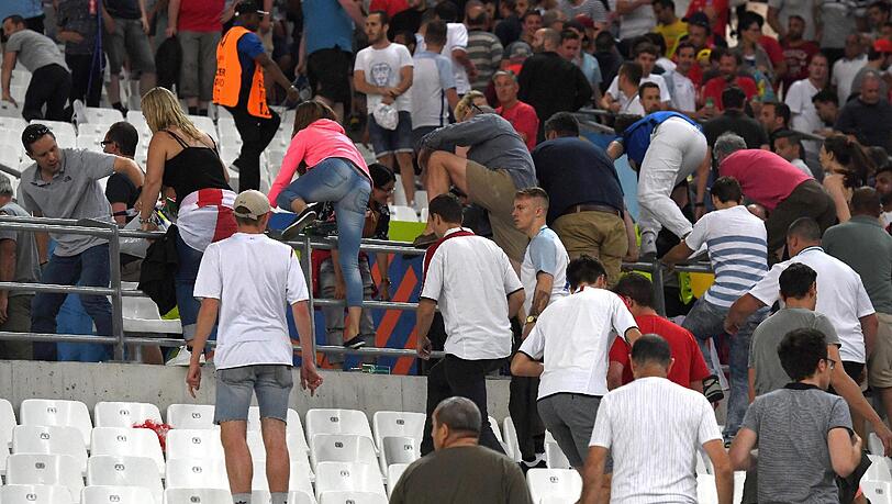 Nach dem EM-Spiel der Russen gegen England kommt es zu heftigen Ausschreitungen. Die schockierenden Bilder aus Marseille. Nach dem EM-Spiel der Russen gegen England kommt es zu heftigen Ausschreitungen. Die schockierenden Bilder aus Marseille.
