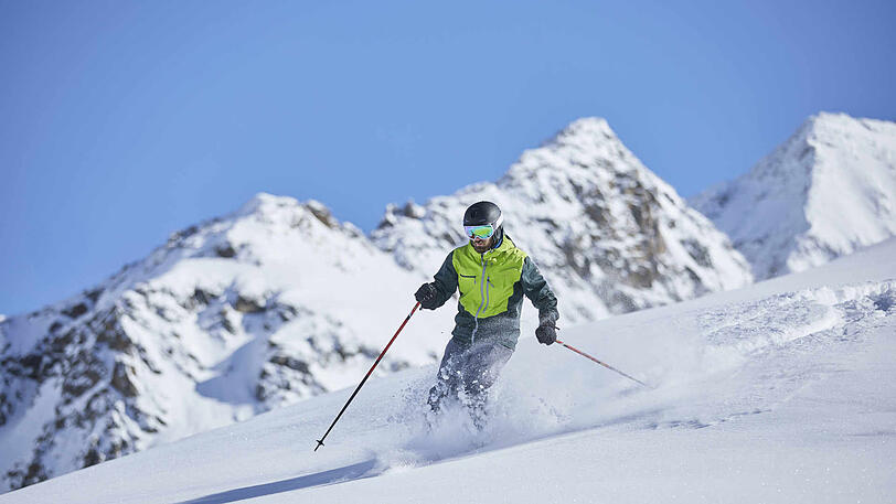 Ein Skifahrer fährt in Tirol durch unberührten Pulverschnee &ndash; ein gefährliches Unterfangen.