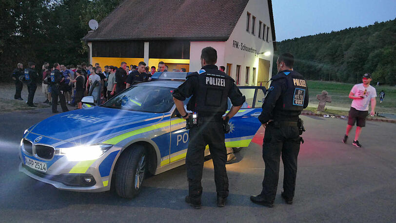August 2018: Polizisten stehen bei einer Hass-Demo gegen den Youtuber "Drachenlord". August 2018: Polizisten stehen bei einer Hass-Demo gegen den Youtuber "Drachenlord".