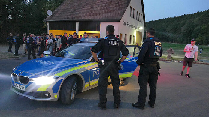 August 2018: Polizisten stehen bei einer Hass-Demo gegen den Youtuber "Drachenlord".